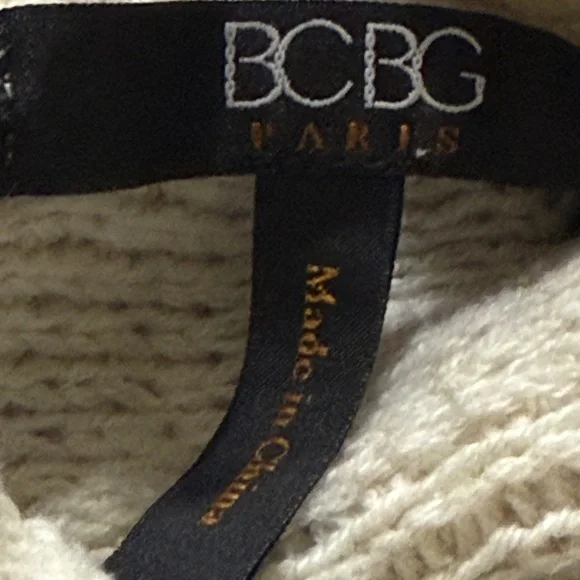 Cozy BCBG Paris Sweater - Size L 🌟 - Picture 3 of 4